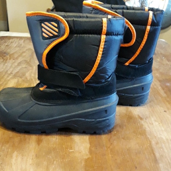 Winter boots, velcro ties, leak resistant - Picture 2 of 9